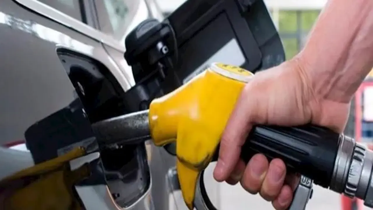 مطالب برلمانية بخفض سعر البنزين جنيهين وتساؤلات حول استجابة الحكومة للقرار